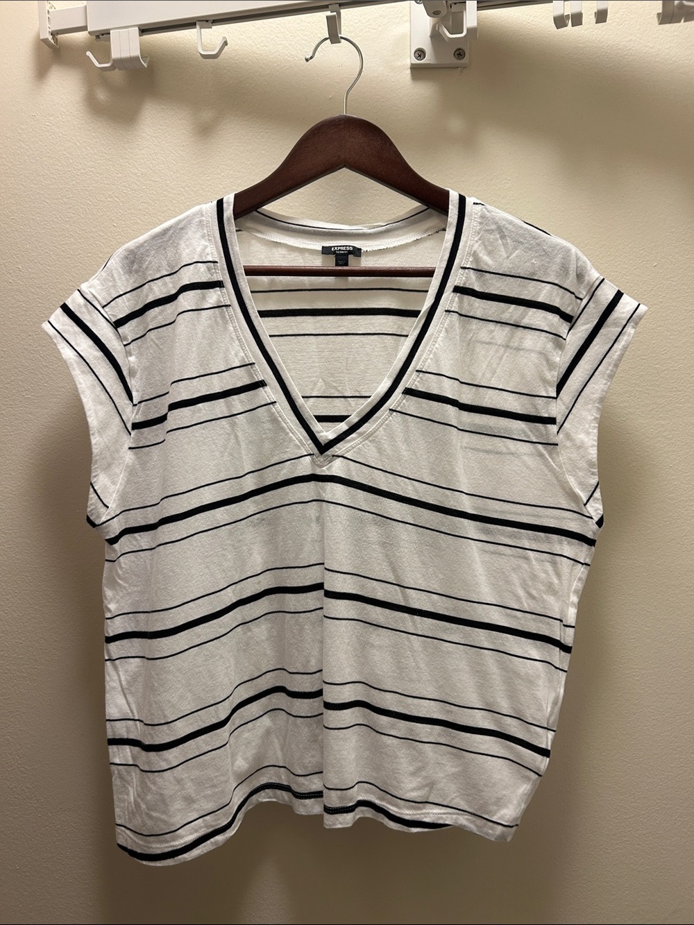 Express Classic Striped V-Neck Top - White/Black